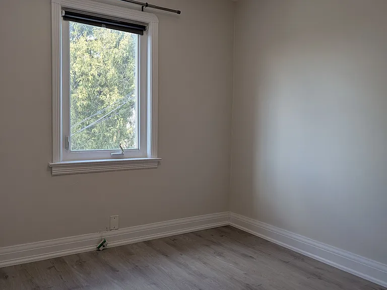 292 Scott Rd #MAIN FLOOR — Photo 10