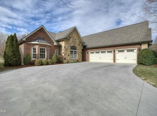 2147 Sawyers Pond Dr, Johnson City, TN 37601