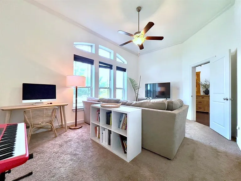 300 Grafton Ln — Photo 24