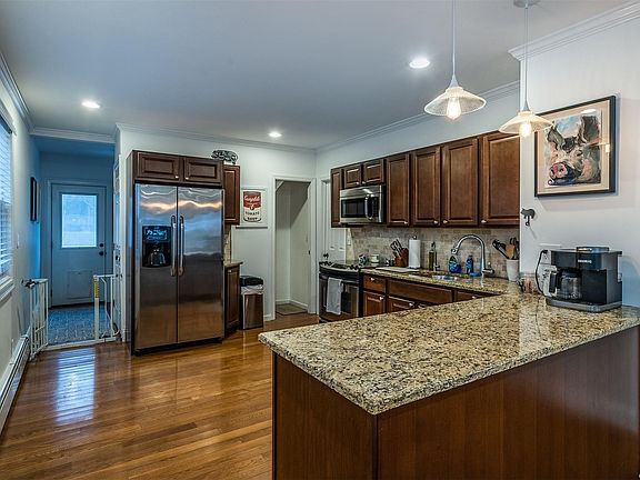 4th image of 121 Pine Neck Ave