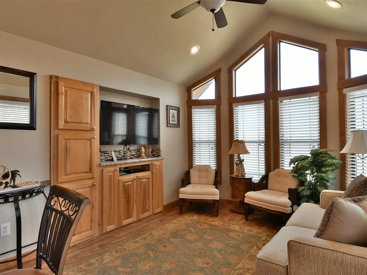 1 bed, 1.0 bath, 600 sqft, $1,600 — Photo 2