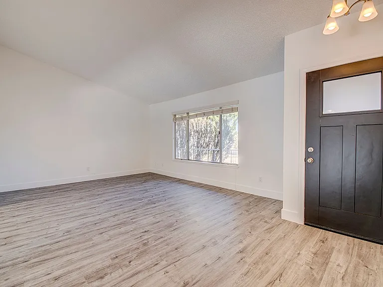 5461 Palmyra Ave — Photo 10