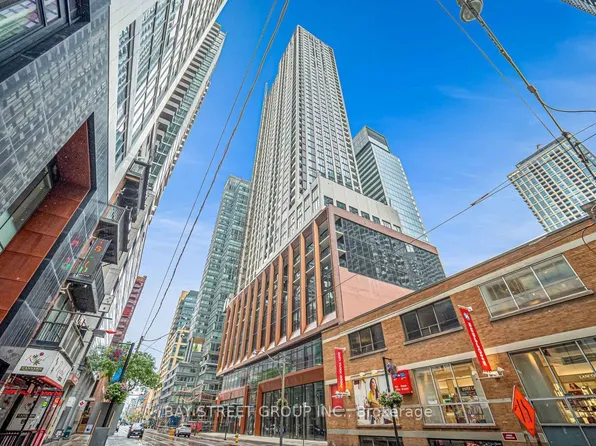400 King St W, Toronto, ON