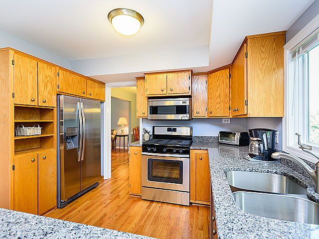 1st image of 393 Ambleside Dr
