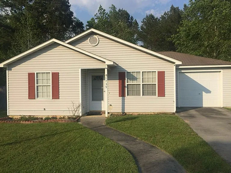 1739 Largo Cir — Photo 1