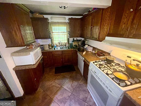 5th image of 230 Eleanor St