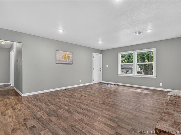 3rd image of 1860 S Armstrong Ave