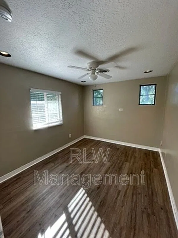 3 bed, 1.0 bath, 1258 sqft, $1,425 — Photo 2