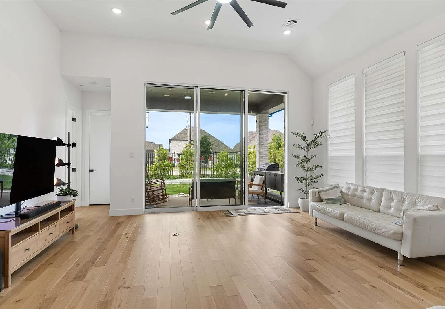 4 bed, 5.5 bath, 3033 sqft, $4,200 — Photo 3