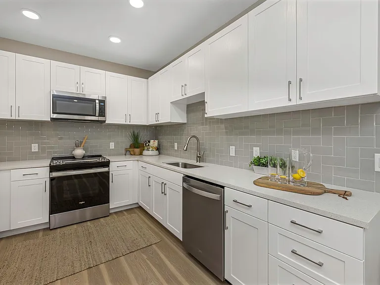 Everest Largo Apartments — Photo 20