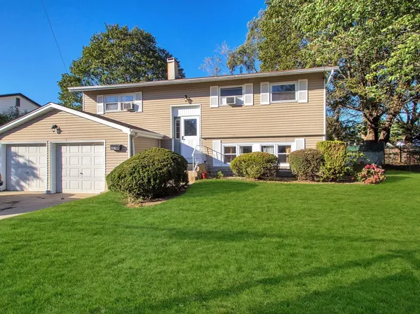 47 Clarke St, Brentwood, NY 11717