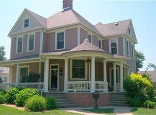 215 Shawnee St, Hiawatha, KS 66434