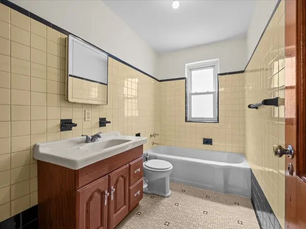 140 Van Cortlandt Park S image 12 of 26