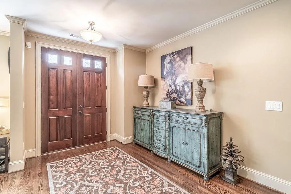 3 bed, 5.0 bath, 3042 sqft, $6,800 — Photo 2