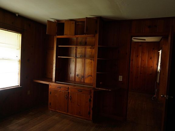 4th image of 609 E Race Ave