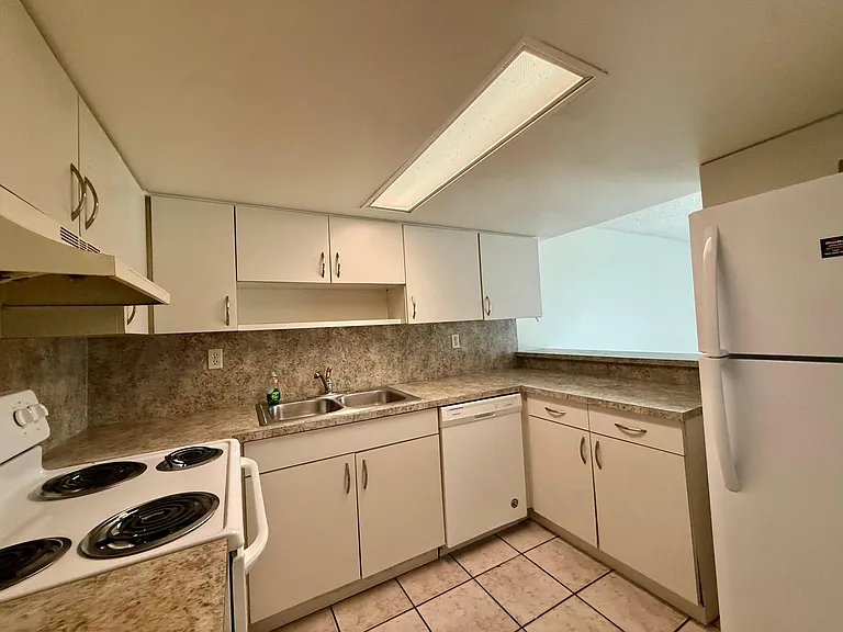 323 Gulfstream Rd — Photo 2