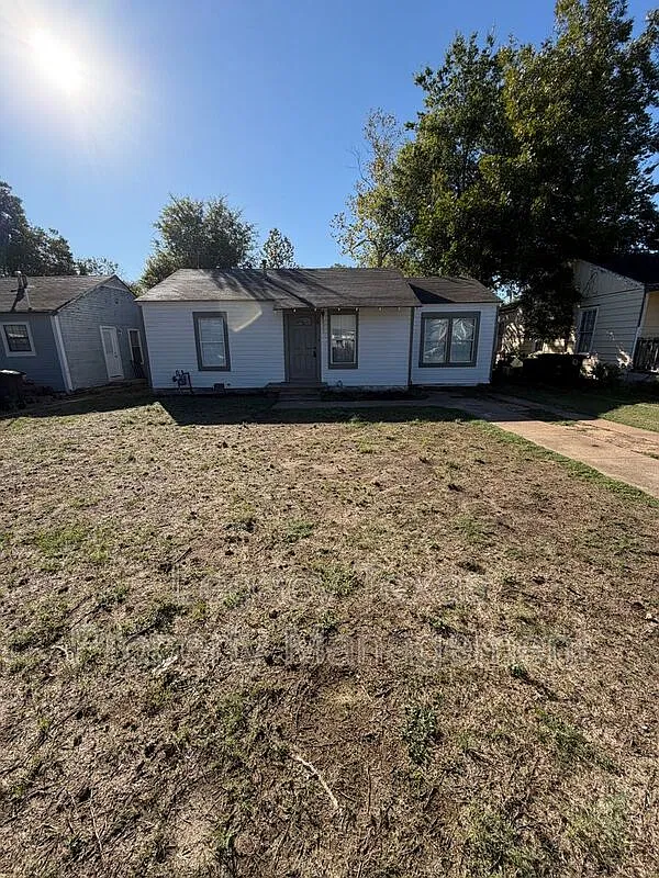 3 bed, 1.0 bath, 1337 sqft, $1,550 — Photo 1
