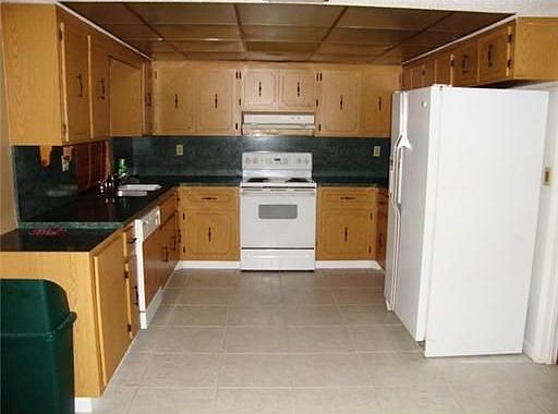2nd image of 220 NE 31st St