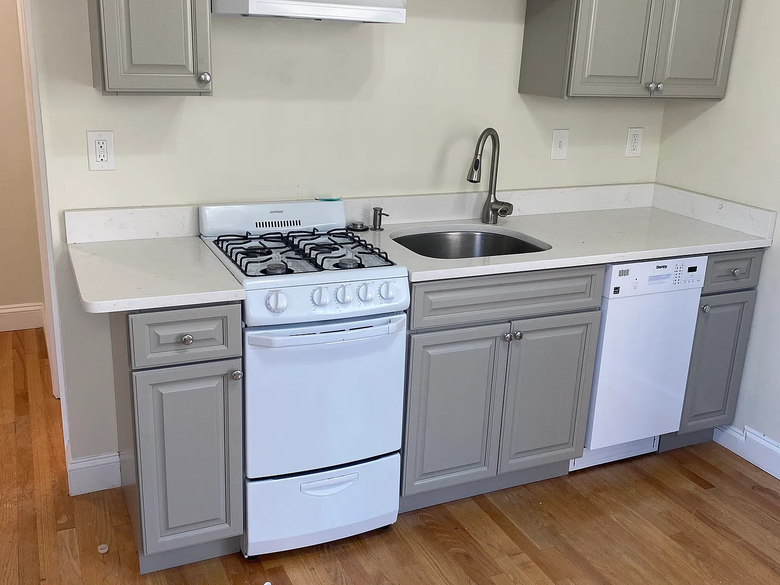 1 bed, 550 sqft, $3,200 — Photo 2
