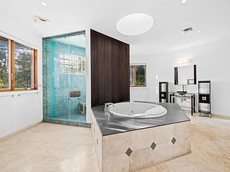 450 Victoria Ter — Photo 17