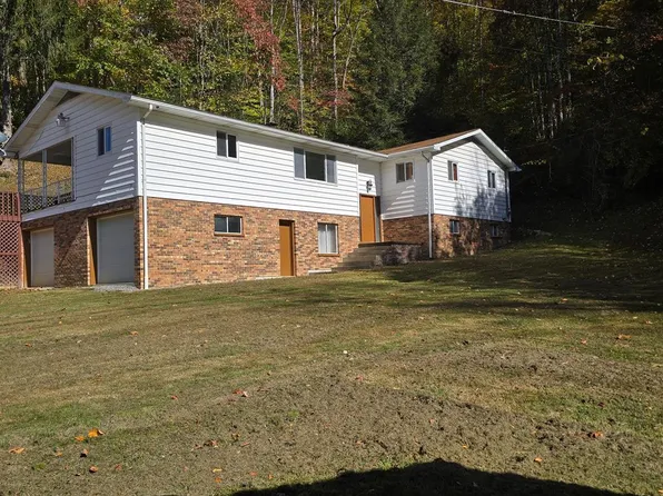 32 Ponderosa Ln, Glen Fork, WV 25845
