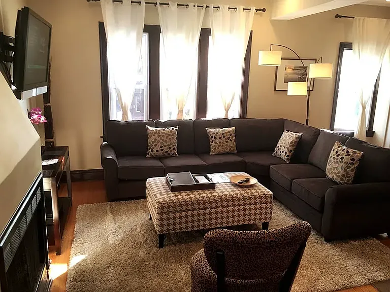 1916 W Roscoe St #2 — Photo 4
