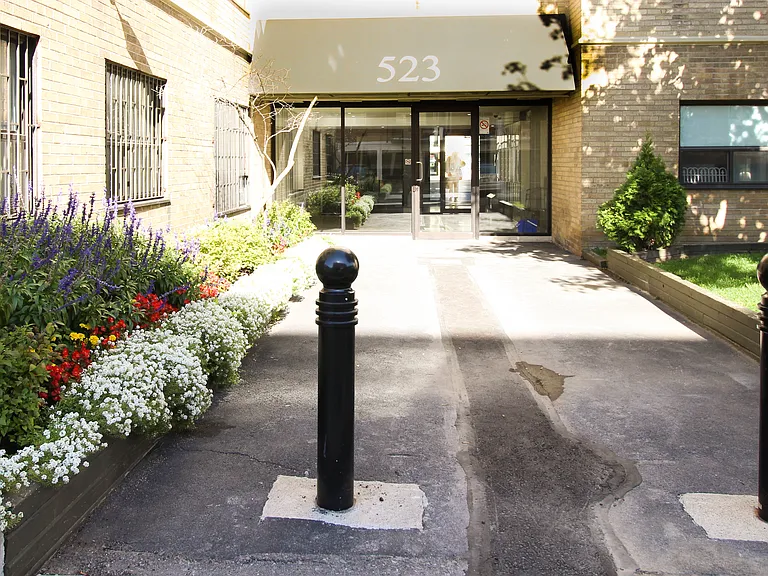 523 Finch Ave W — Photo 8