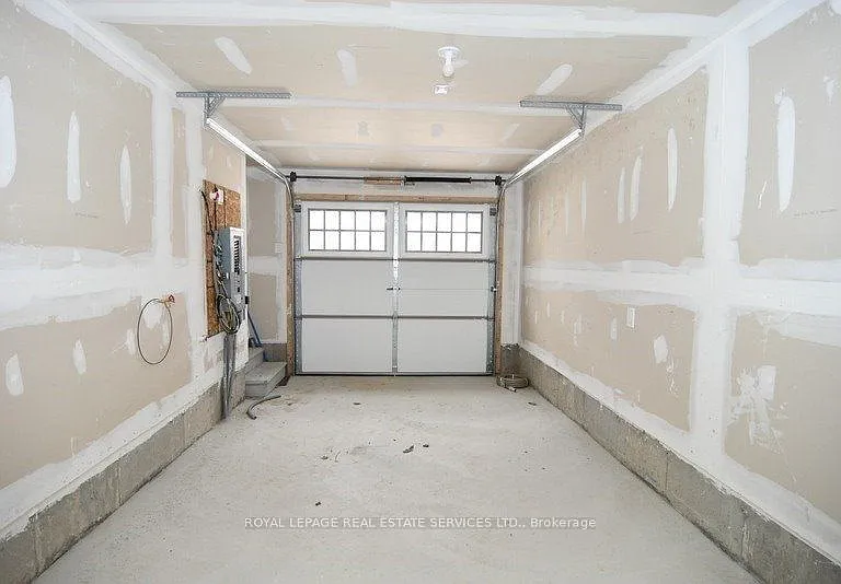 90 Howe Ave — Photo 18