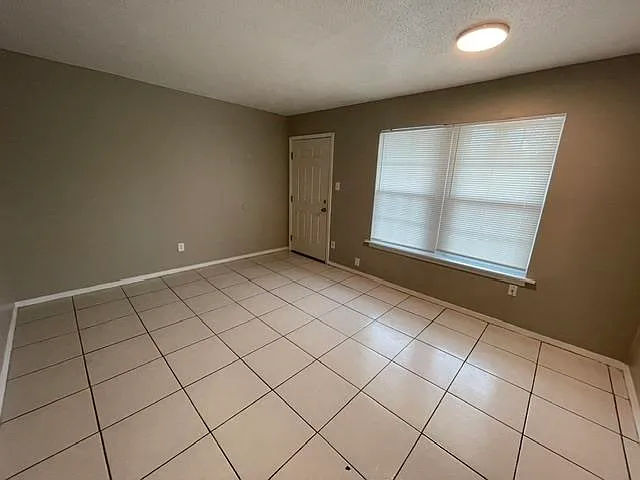 2 bed, 1.0 bath, $750 — Photo 3