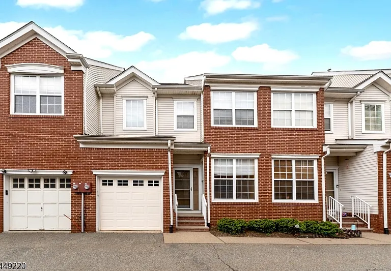 72 Albert Ct — Photo 1