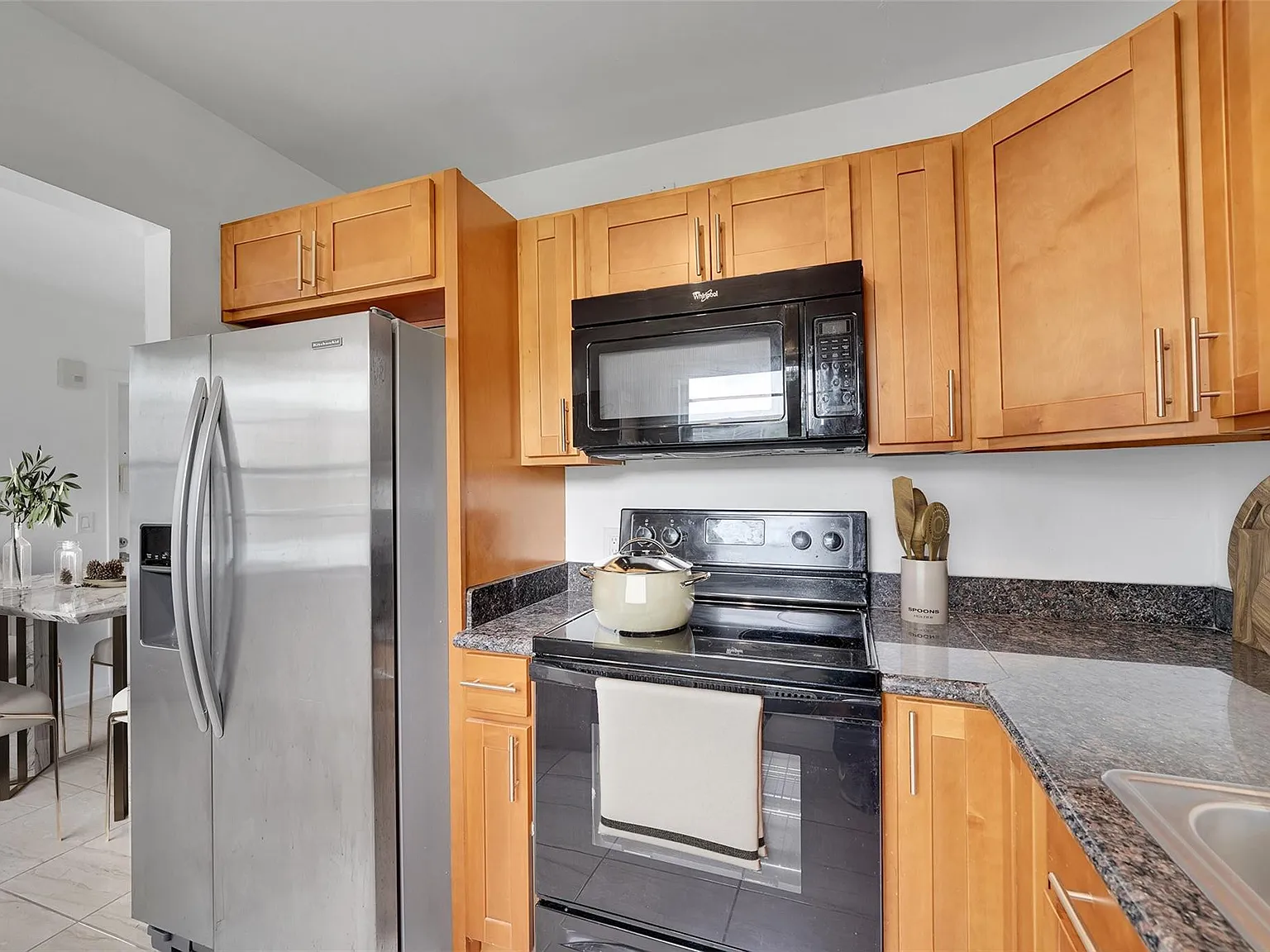 2 bed, 1.5 bath, 835 sqft, $1,900 — Photo 3