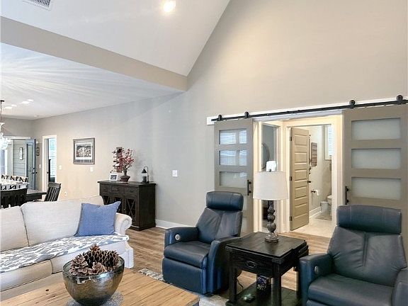 4th image of 878 Village Dr