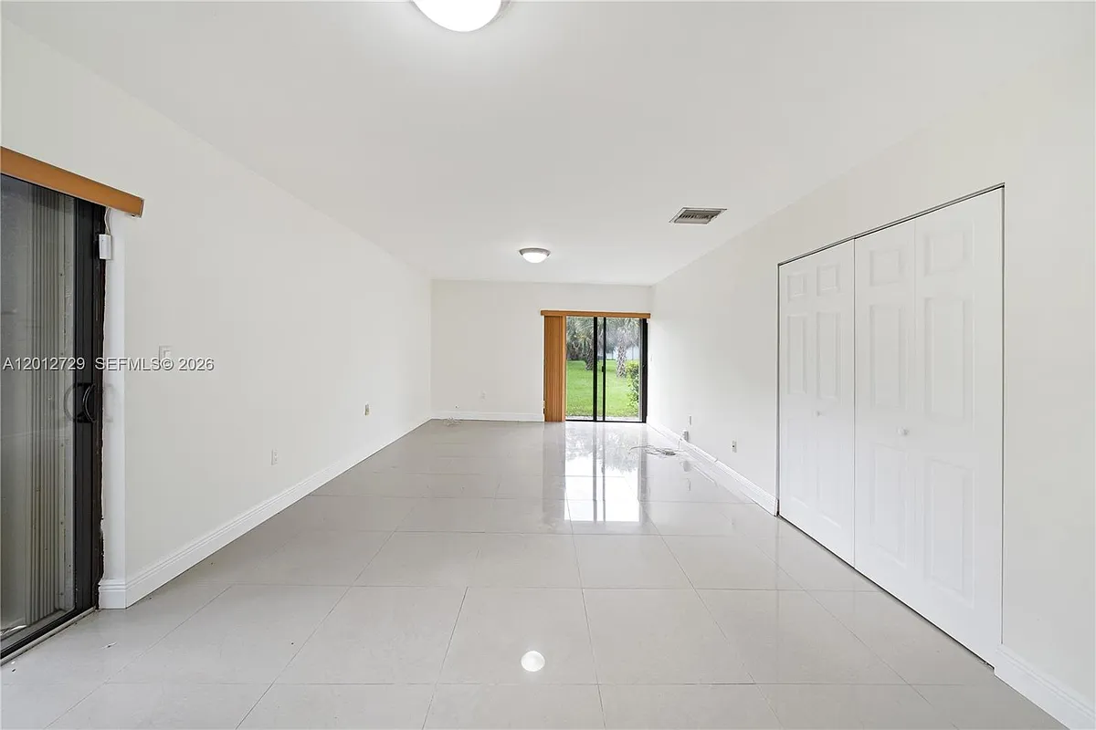 Building Photo - 11000 SW 112th Ave #11000