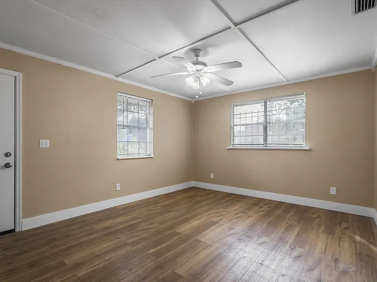 2352 Yorkshire Dr — Photo 10