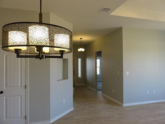 5th image of 2604 Beachwood St