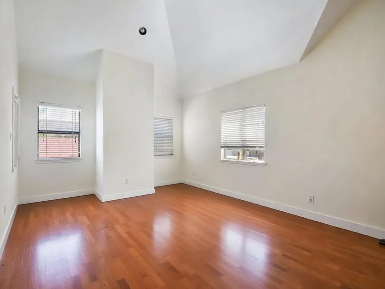 706 W 22nd St #306 — Photo 10