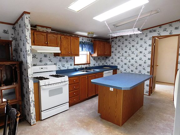 Eat-in kitchen w/skylights