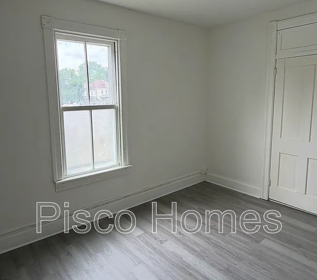 814 Salem Ave — Photo 9
