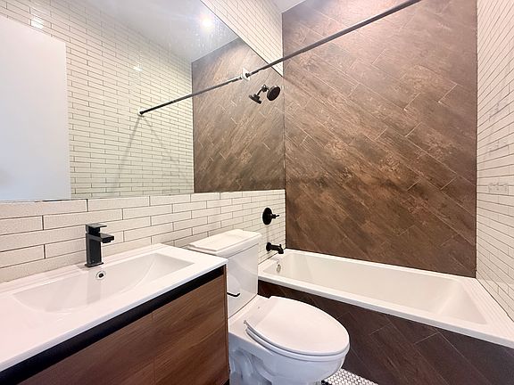 4th image of 644 Lorimer St #3B