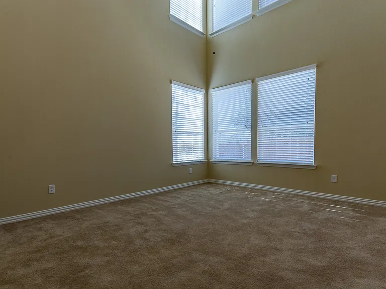 1940 Argyle Ln — Photo 4