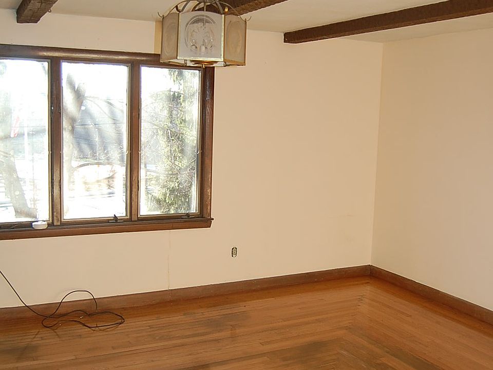 2nd image of 954 Elm St #2