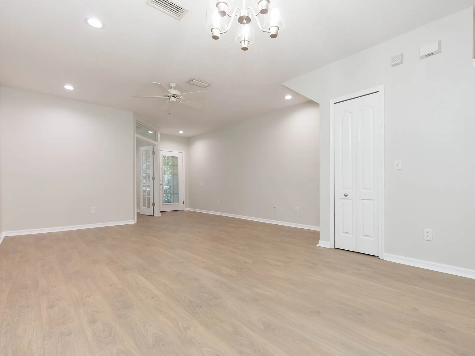 3 bed, 2.5 bath, 1383 sqft, $2,200 — Photo 4