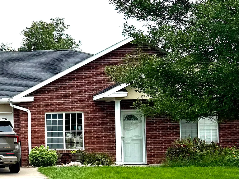 212 Meadow Dr — Photo 1