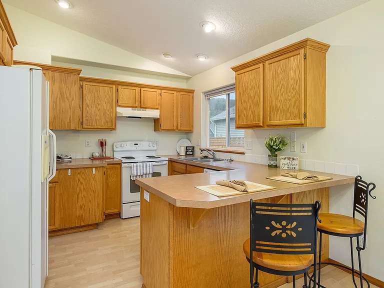 357 NE Faulconer Ct — Photo 8