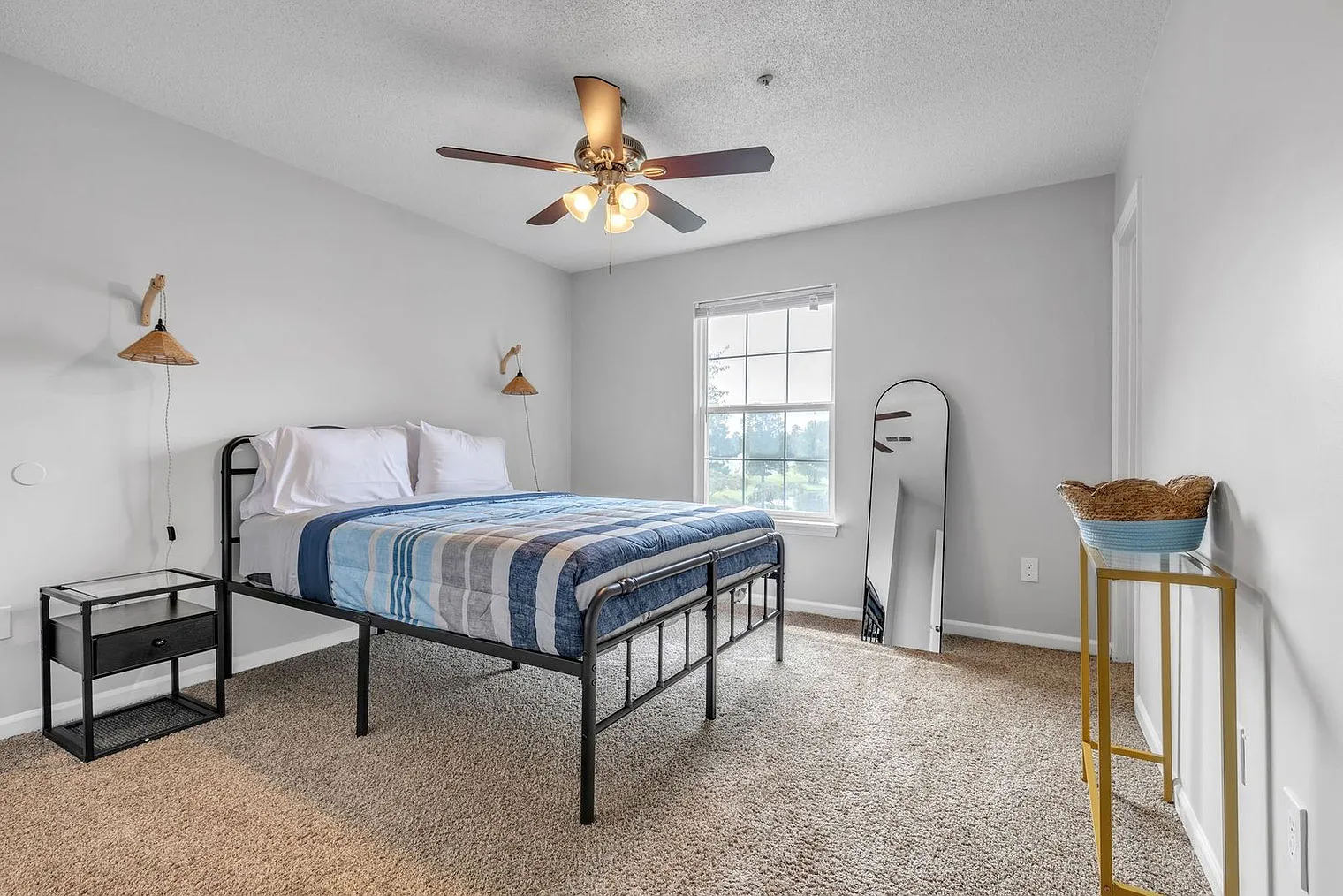 2 bed, 2.0 bath, 1044 sqft, $2,011 — Photo 3