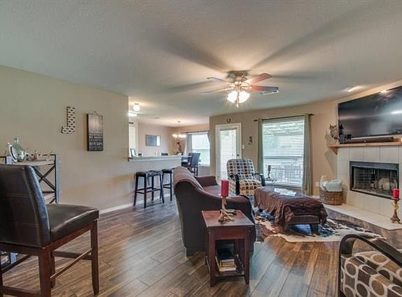 2nd image of 415 Piccadilly Cir
