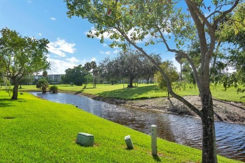 676 W Palm Aire Drive, photo 7