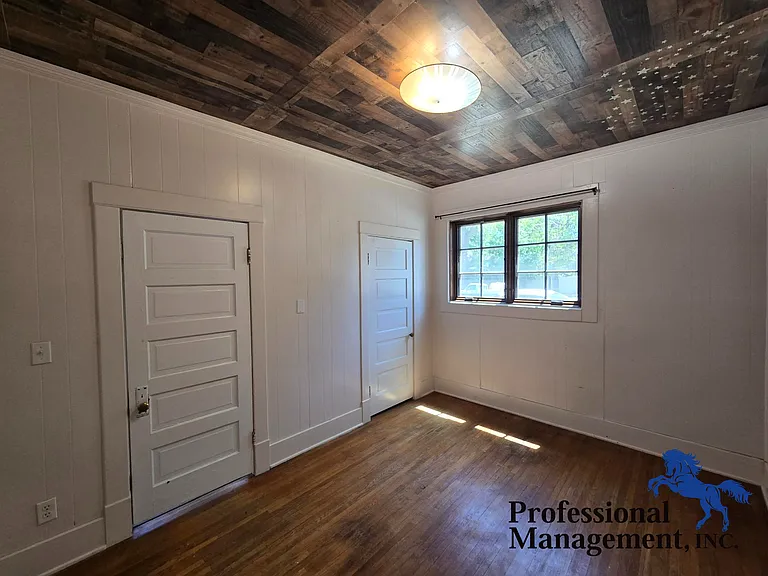 107 Custer Ave — Photo 6