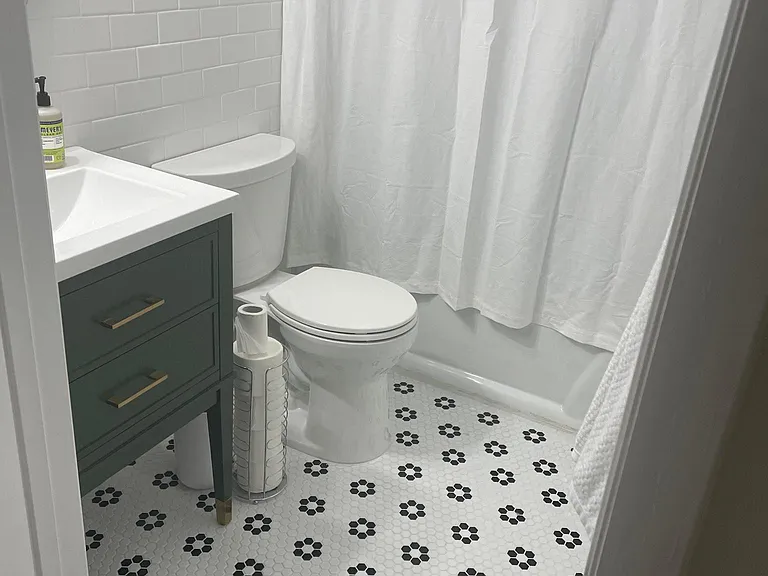 Hall bath with shower/ tub