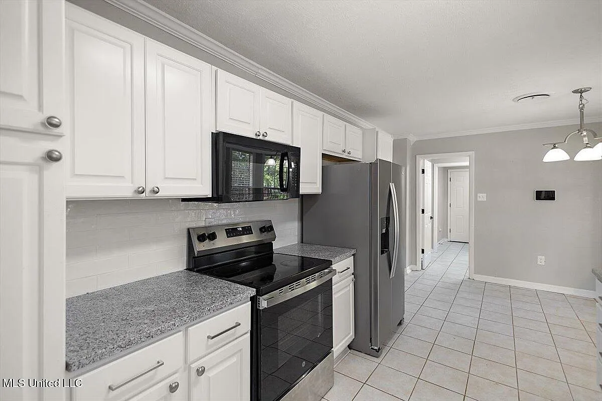 3 bed, 2.0 bath, 1926 sqft, $2,600 — Photo 3